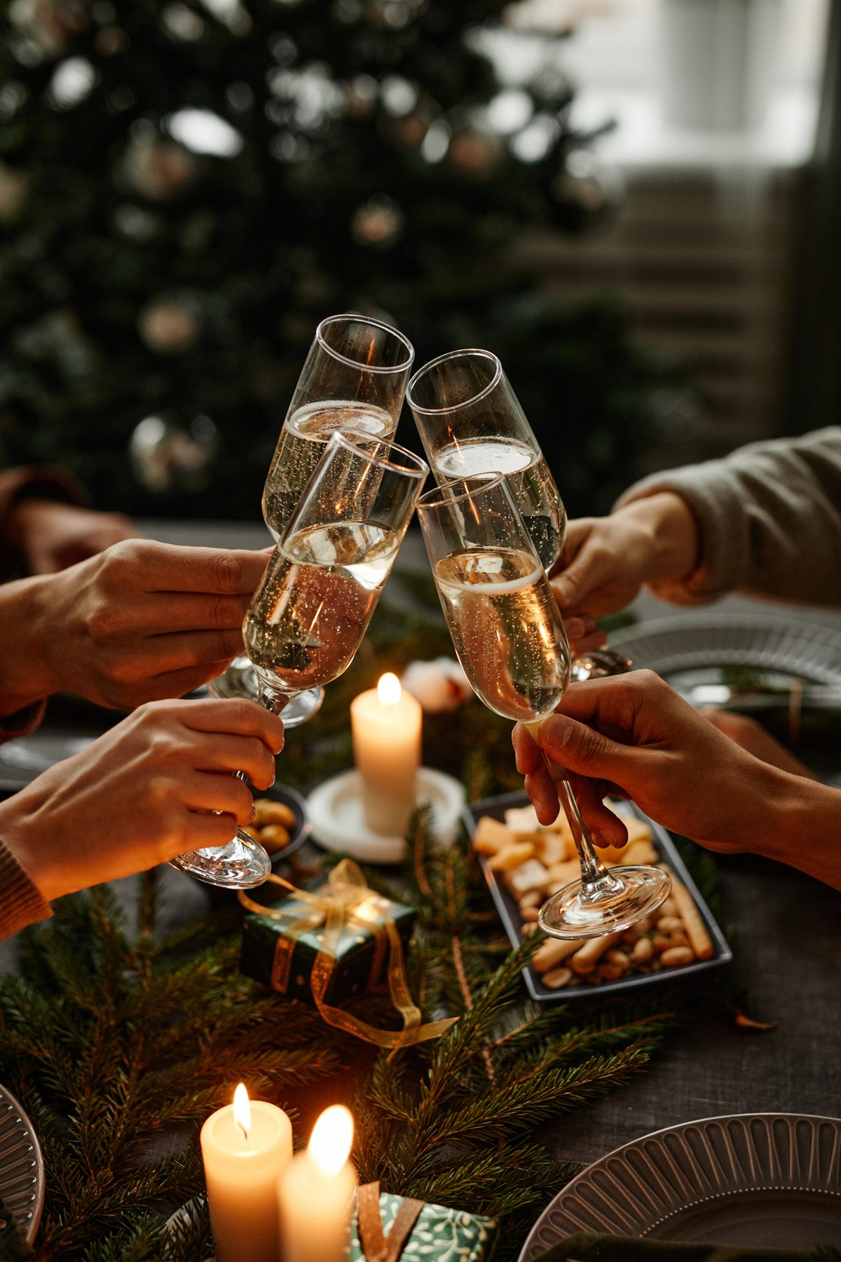 Brinde com taças de espumante na ceia de Natal
